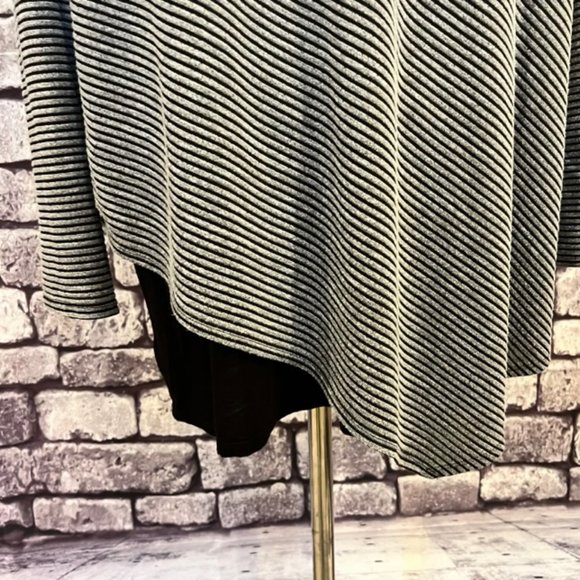 I.N. Studio Black & Gray Long Sleeve Striped Asymmetrical Blouse Size 1X - Picture 8 of 10